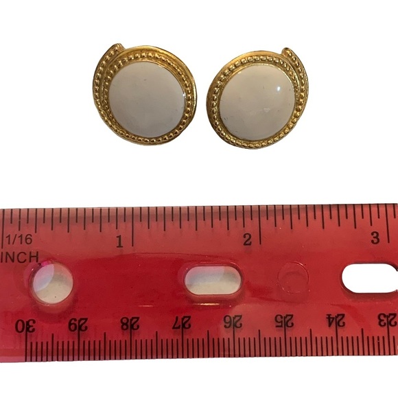 Trifari Gold Tone White Enamel Round Stud Pierces Earrings Vintage - Picture 2 of 3